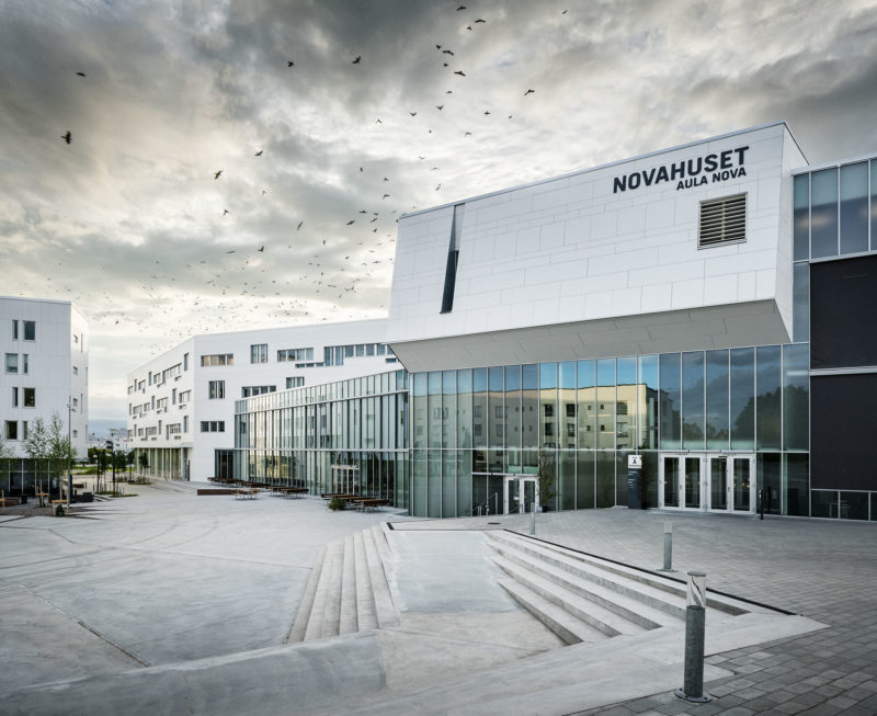 Novahuset är universitetets samlingsplats med stråk och mötesplatser för forskare och studenter. Foto: Felix Gerlach