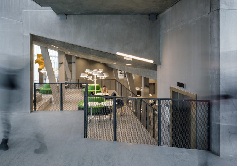 En öppen studentmiljö i  flera nivåer dominerar Nova­ husets inre centralplats. Foto: Felix Gerlach